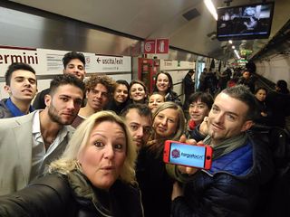 La squadra raggiunge gli studi leggendo Targatocn