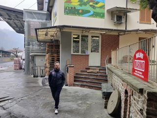 Fulvio Marino davanti al Mulino di Cossano Belbo