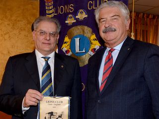 Pietro Botto riceve il guidoncino del L.C. Carrù-Dogliani, dal presidente, Giorgio Colombo