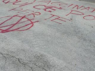 Le scritte no vax al cimitero di Madonna dell'Olmo di Cuneo Le scritte no vax al cimitero di Madonna dell'Olmo di Cuneo