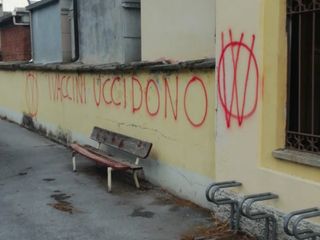 Le scritte no vax al cimitero di Madonna dell'Olmo di Cuneo Le scritte no vax al cimitero di Madonna dell'Olmo di Cuneo