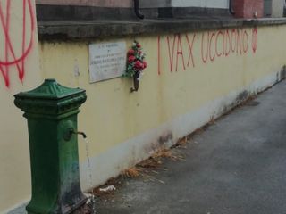 Le scritte no vax al cimitero di Cuneo Le scritte no vax al cimitero di Cuneo