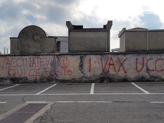 Le scritte no vax al cimitero di frazione Spinetta di Cuneo Le scritte no vax al cimitero di frazione Spinetta di Cuneo