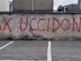 Le scritte no vax al cimitero di frazione Spinetta di Cuneo Le scritte no vax al cimitero di frazione Spinetta di Cuneo