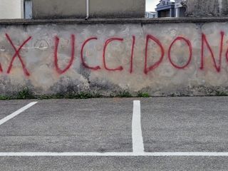 Le scritte no vax al cimitero di frazione Spinetta di Cuneo Le scritte no vax al cimitero di frazione Spinetta di Cuneo