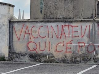 Le scritte no vax al cimitero di frazione Spinetta di Cuneo Le scritte no vax al cimitero di frazione Spinetta di Cuneo
