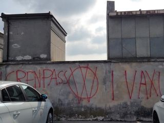 Le scritte no vax al cimitero di frazione Spinetta di Cuneo Le scritte no vax al cimitero di frazione Spinetta di Cuneo