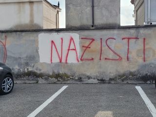 Le scritte no vax al cimitero di frazione Spinetta di Cuneo Le scritte no vax al cimitero di frazione Spinetta di Cuneo