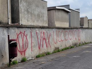 Le scritte no vax al cimitero di frazione Spinetta di Cuneo Le scritte no vax al cimitero di frazione Spinetta di Cuneo