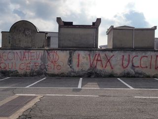 Le scritte no vax al cimitero di frazione Spinetta di Cuneo Le scritte no vax al cimitero di frazione Spinetta di Cuneo