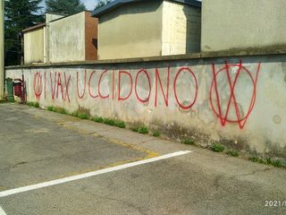 Le scritte no vax al cimitero di frazione Spinetta di Cuneo Le scritte no vax al cimitero di frazione Spinetta di Cuneo