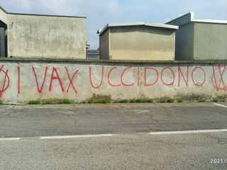 Le scritte no vax al cimitero di frazione Spinetta di Cuneo Le scritte no vax al cimitero di frazione Spinetta di Cuneo