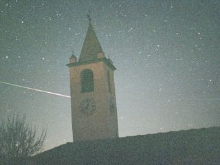 Stella cadente dietro al campanile di Saint-Berthélemy. E' una Leonide, non una Perseide. Foto di Guido Cossard