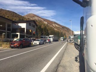 Mezzi bloccati sul colle della Maddalena prima di Sambuco, da dove Anas ha disposto la chiusura della strada