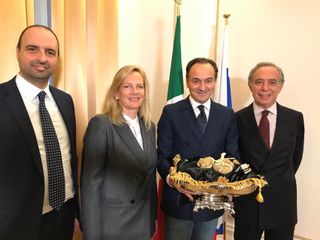 Presso l’Ambasciata d’Italia a Mosca, da sinistra: Mauro Carbone (direttore dell’Ente Turismo Langhe Monferrato Roero), Karen Terracciano (moglie dell’ambasciatore), Alberto Cirio (presidente della Regione Piemonte), Pasquale Terracciano (ambasciatore d’Italia a Mosca)