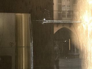 La vetrina scheggiata della gioielleria Casciola La vetrina scheggiata della gioielleria Casciola