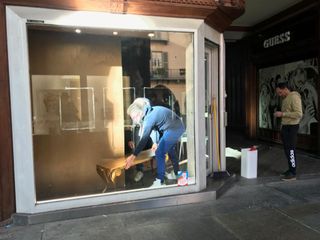 La vetrina scheggiata della gioielleria Casciola La vetrina scheggiata della gioielleria Casciola