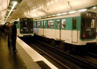 Tre donne accoltellate sulla metro di Parigi. Arrestato l'aggressore