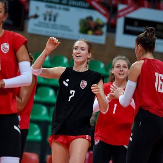 Un'esultanza delle gatte nell'allenamento congiunto con la LPM BAM Mondovì disputatosi mercoledì 5 (credit Danilo Ninotto)