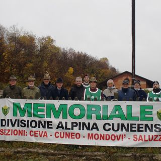 La delegazione del Cottolengo insieme agli Alpini volontari del Memoriale
