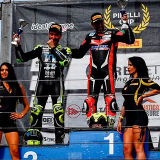 Stefano Boselli, a sinistra, sul podio romano