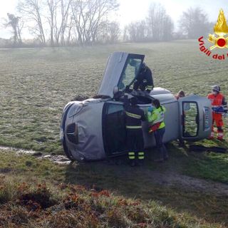 Auto cappotta a Saluzzo, ferito l'uomo alla guida