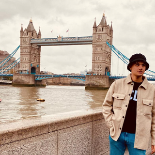 Alex Ocelli davanti alla Tower Bridge