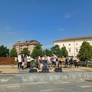 A Cuneo il flashmob degli studenti all'indomani dell'ultima campanella: &quot;A settembre in presenza&quot;