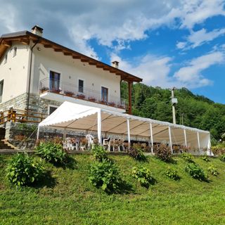 Fresco di inaugurazione l’Agriturismo Lou Fraise a Frassino