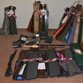 Padre e figlio gestivano un'armeria clandestina in casa: la Polizia di Cuneo sequestra armi per 90mila euro