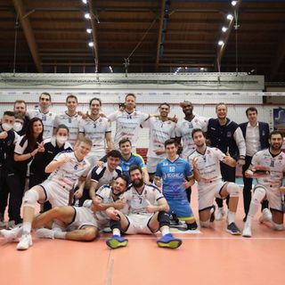 La gioia del giocatori della BAM Acqua S. Bernardo Cuneo dopo la vittoria di Brescia (Foto: Margherita Leone)