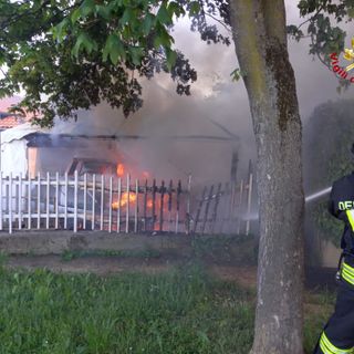Incendio gazebo adibito a box auto a Saluzzo. Intevengono i vigili del fuoco
