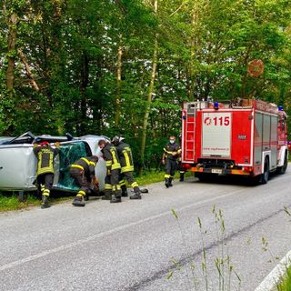Perde il controllo dell’auto e si capotta mentre scende da Pian Munè di Paesana: ferita una donna