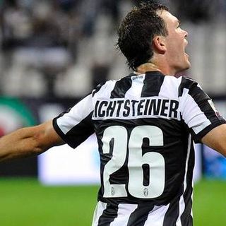L'esultanza di Lichtsteiner dopo la rete al Parma (Foto Reuters)