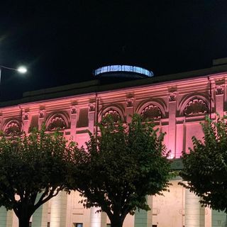 Bra: Politeama illuminato di rosa per la lotta contro il cancro al seno