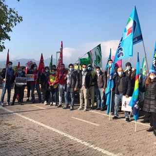 Presidiano i lavoratori delle imprese di pulizie e servizi integrati davanti al Santa Croce: "Chiediamo il rinnovo del contratto fermo da 7 anni" Presidiano i lavoratori delle imprese di pulizie e servizi integrati davanti al Santa Croce: "Chiediamo il rinnovo del contratto fermo da 7 anni"