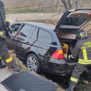 Auto esce di strada e finisce in un canale a Tarantasca: ferito il conducente, non è grave