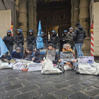 &quot;La Regione fa acqua da tutte le parti&quot;: protesta degli ambientalisti davanti al Consiglio, esposte le foto delle alluvioni