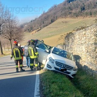 L'auto finita fuori strada