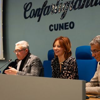 Nelle foto alcuni momenti della presentazione avvenuta ieri sera presso la sede dell'associazione di categoria provinciale Nelle foto alcuni momenti della presentazione avvenuta ieri sera presso la sede dell'associazione di categoria provinciale