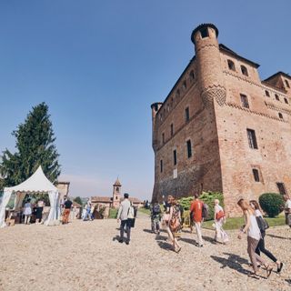 Turisti al castello di Grinzane, tra i luoghi simbolo del territorio
