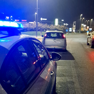 Fermato alla guida ubriaco, agli agenti fornisce i dati del cugino