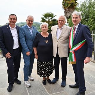Renza Veglio cittadina onoraria di Castiglione Falletto insieme al sindaco onorario del comune gemello di Muntelier