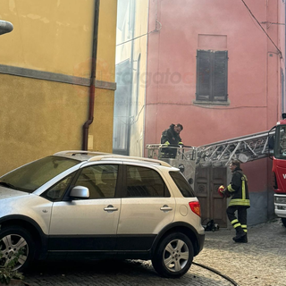 A sinistra l'abitazione interessata dall'incendio