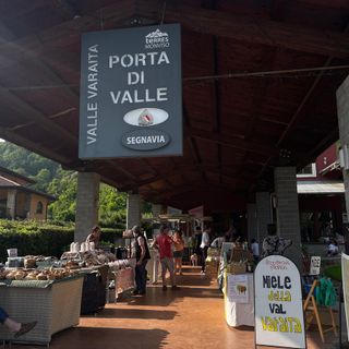 Nelle immagini alcuni momenti del mercato tenuto domenica 8 giugno