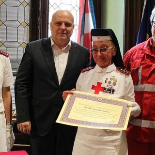 Annalia Gallani premiata dal sindaco Maurizio Marello e dal presidente Cri Luigi Aloi