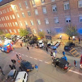 Nove i veicoli coinvolti nella carambola. Nella parte alta della foto, col portellone aperto, il suv Bmw sul quale viaggiava la coppia di turisti giunti ad Alba dal Trentino