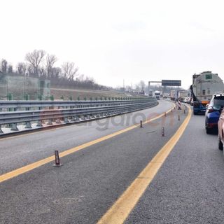 Code sull’autostrada Asti-Cuneo per un camion guasto all’altezza di Verduno