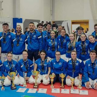 La delegazione italiana. Primo da destra, tra gli inginocchiati, il giovane karateca cuneese