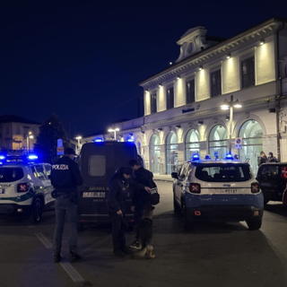 Hashish e crack nascosti nei bagni della stazione di Bra: Squadra Mobile in azione con i cani antidroga